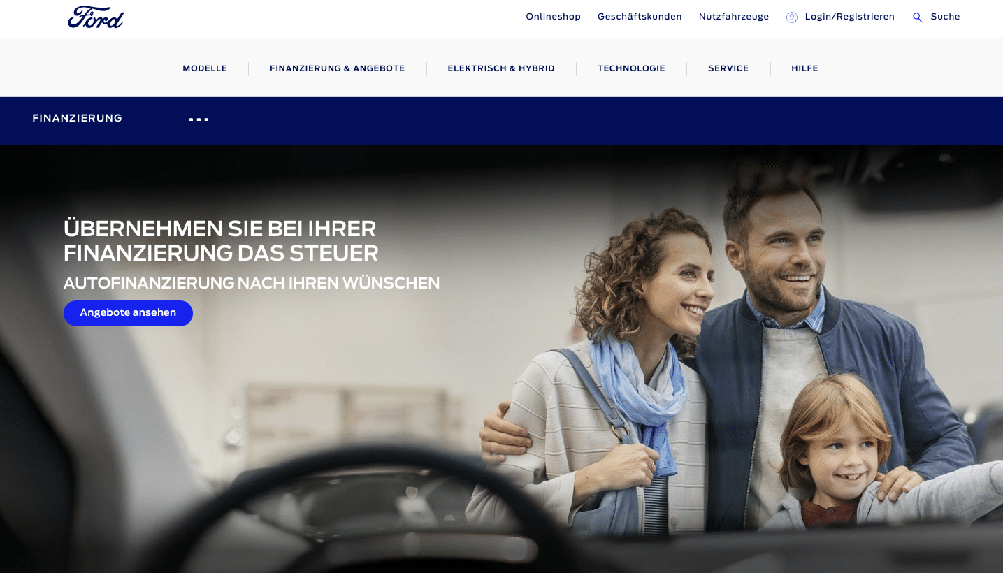 Eine lächelnde Familie - Mann, Frau und Kind - steht zusammen in einem Autohaus und sieht glücklich aus. Ein deutscher Text über Autofinanzierung ist eingeblendet, mit einer blauen Schaltfläche mit der Aufschrift "Angebote ansehen". Oben ist das Ford-Logo zu sehen. © Fotografie Tomas Rodriguez