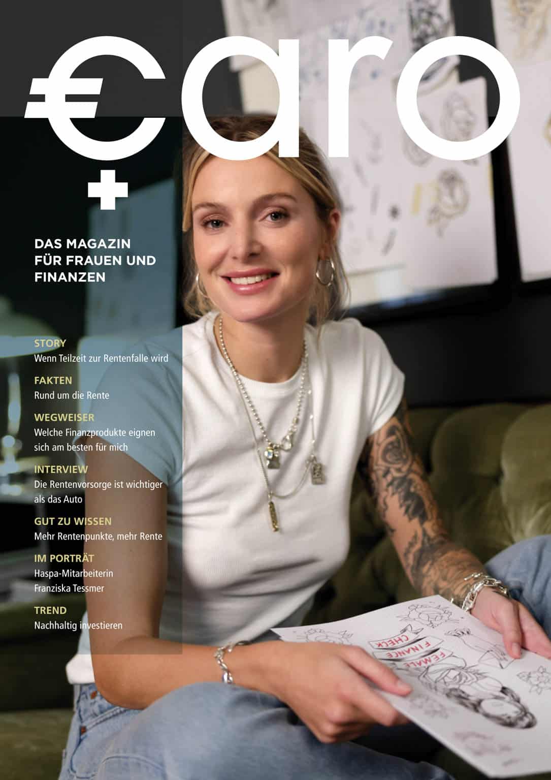 Eine lächelnde Frau mit blondem Haar, Tattoos und Schmuck sitzt auf einer Couch und hält ein Skizzenbuch in der Hand. Der Titel der Zeitschrift "Caro" und die Themen der Artikel über Finanzen und Ruhestand erscheinen über dem Bild. © Fotografie Tomas Rodriguez